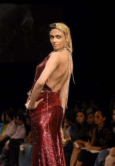 रैम्‍प पर दिखा लारा दत्ता का जलवा