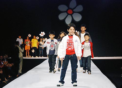 रैंप पर बॉलीवुड के सितारों का जलवा