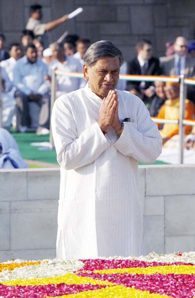 कृतज्ञ राष्‍ट्र ने बापू को याद किया