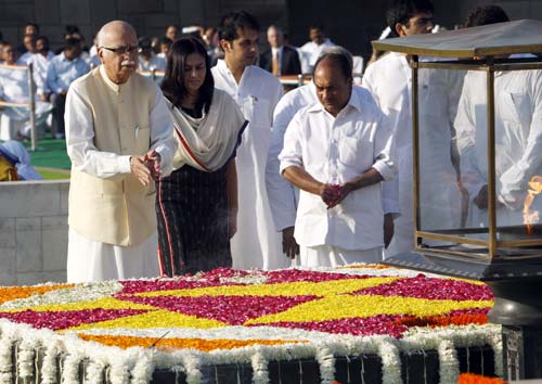 कृतज्ञ राष्‍ट्र ने बापू को याद किया