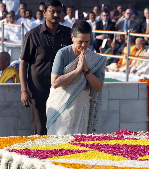 कृतज्ञ राष्‍ट्र ने बापू को याद किया