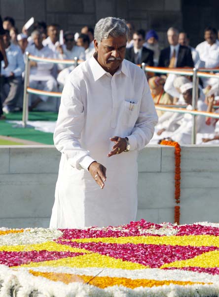कृतज्ञ राष्‍ट्र ने बापू को याद किया