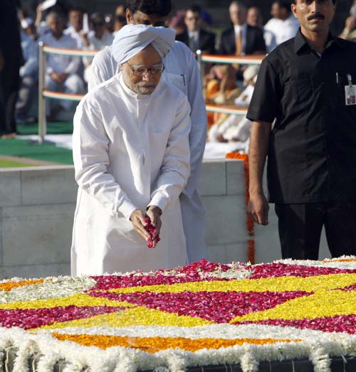 कृतज्ञ राष्‍ट्र ने बापू को याद किया