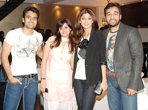 शॉपिंग करने पहुंचे शिल्‍पा और राज