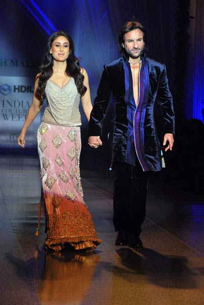 रैम्‍प पर एक साथ दिखे करीना-सैफ