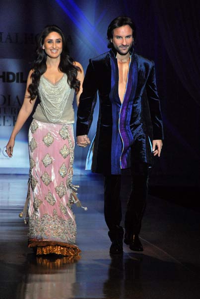 रैम्‍प पर एक साथ दिखे करीना-सैफ