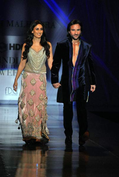 रैम्‍प पर एक साथ दिखे करीना-सैफ