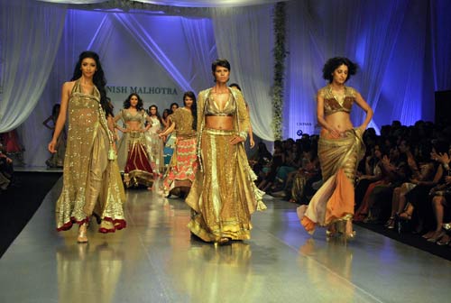 रैम्‍प पर एक साथ दिखे करीना-सैफ