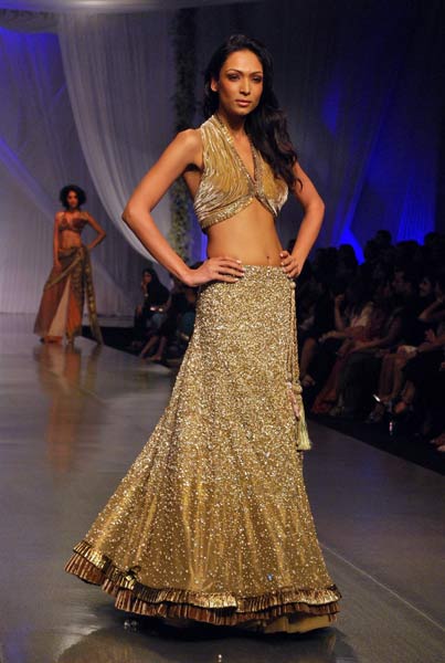 रैम्‍प पर एक साथ दिखे करीना-सैफ