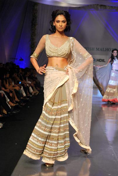 रैम्‍प पर एक साथ दिखे करीना-सैफ