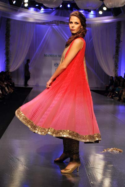 रैम्‍प पर एक साथ दिखे करीना-सैफ