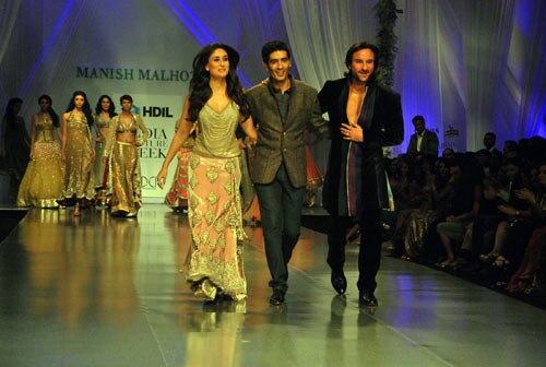 रैम्‍प पर एक साथ दिखे करीना-सैफ