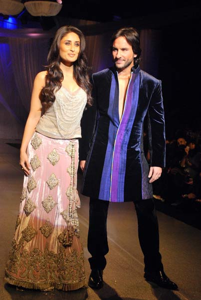 रैम्‍प पर एक साथ दिखे करीना-सैफ