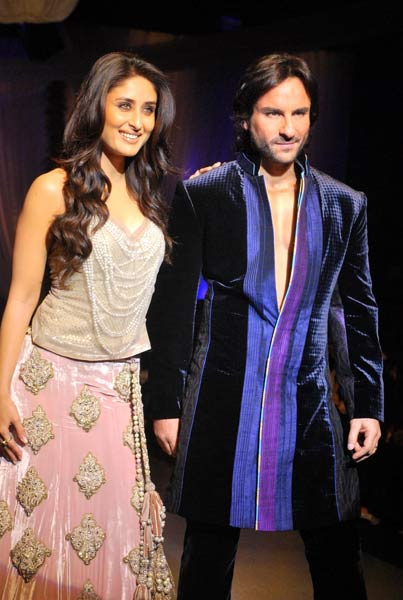 रैम्‍प पर एक साथ दिखे करीना-सैफ