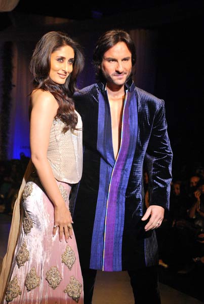 रैम्‍प पर एक साथ दिखे करीना-सैफ