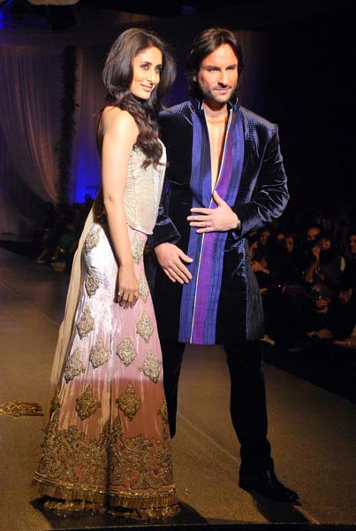 रैम्‍प पर एक साथ दिखे करीना-सैफ