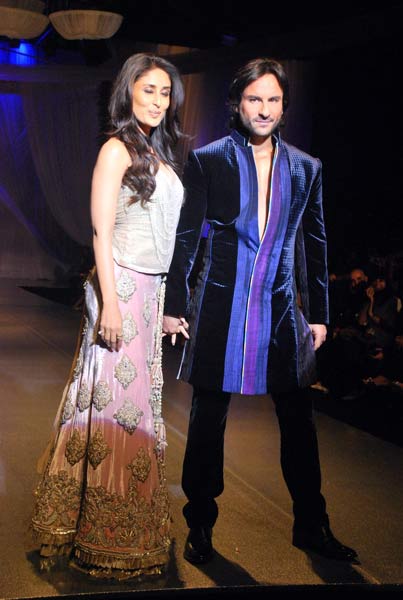 रैम्‍प पर एक साथ दिखे करीना-सैफ