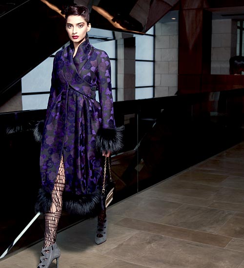 सेक्‍सी अंदाज में सोनम कपूर