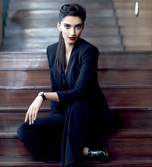 सेक्‍सी अंदाज में सोनम कपूर