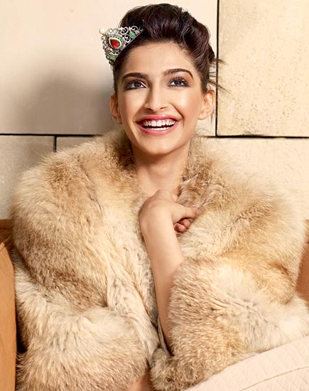 सेक्‍सी अंदाज में सोनम कपूर