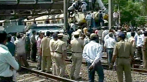 चलती ट्रेन पर गिरी पाइपलाइन