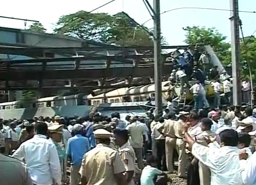 चलती ट्रेन पर गिरी पाइपलाइन