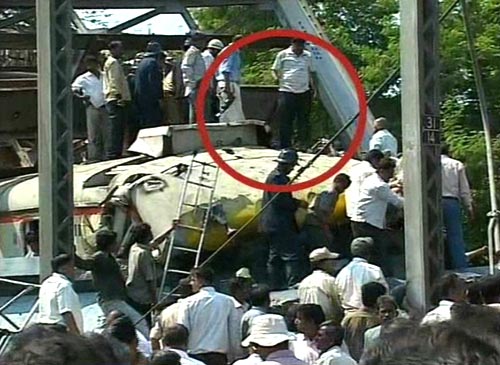 चलती ट्रेन पर गिरी पाइपलाइन