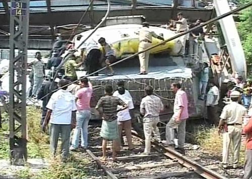 चलती ट्रेन पर गिरी पाइपलाइन