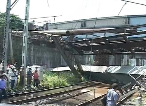 चलती ट्रेन पर गिरी पाइपलाइन