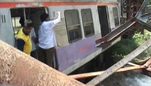 चलती ट्रेन पर गिरी पाइपलाइन