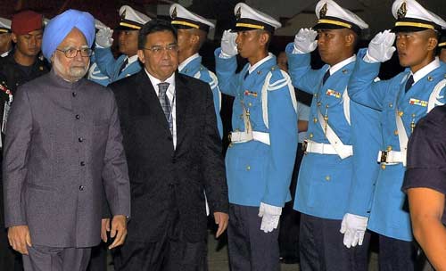 आसियान बैठक में हिस्‍सा लेने पहुंचे मनमोहन