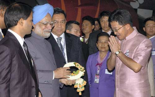 आसियान बैठक में हिस्‍सा लेने पहुंचे मनमोहन