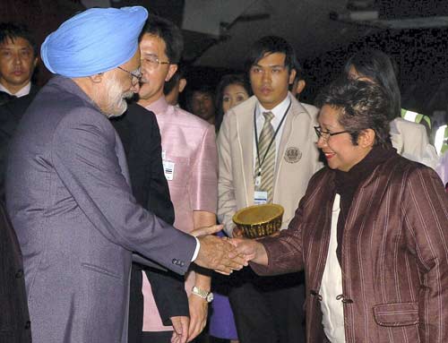 आसियान बैठक में हिस्‍सा लेने पहुंचे मनमोहन