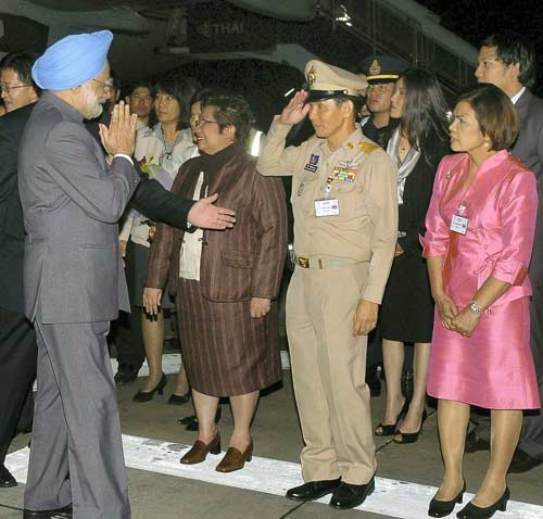 आसियान बैठक में हिस्‍सा लेने पहुंचे मनमोहन