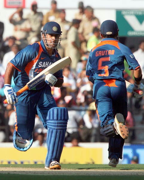 धोनी ने ऑस्‍ट्रेलिया को धो डाला