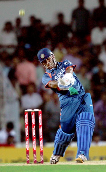 धोनी ने ऑस्‍ट्रेलिया को धो डाला