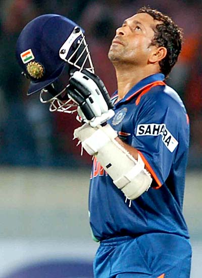 हैदराबाद में सचिन बने 17 हजारी