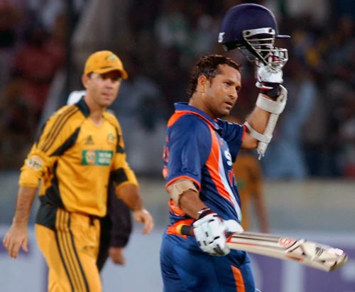 हैदराबाद में सचिन बने 17 हजारी