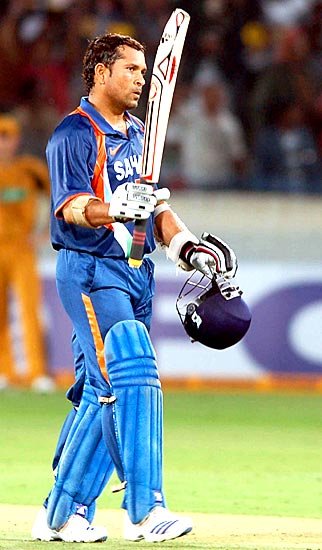 हैदराबाद में सचिन बने 17 हजारी