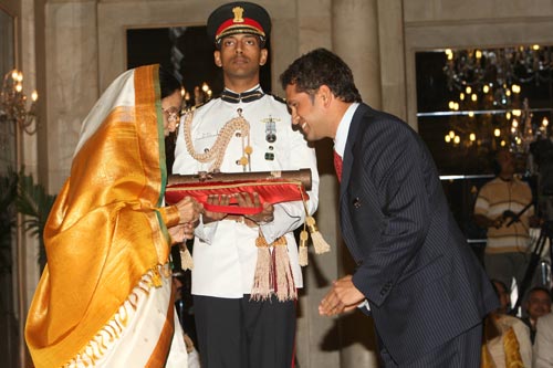 क्रिकेट की दुनिया में सचिन के दो दशक