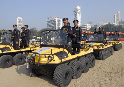 पहले से ज्‍यादा सतर्क हुई मुंबई, परेड में दिखी ताकत