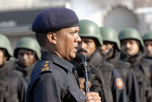 पहले से ज्‍यादा सतर्क हुई मुंबई, परेड में दिखी ताकत