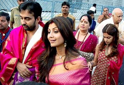 तिरुपति के दरबार में पहुंचे शिल्‍पा और राज कुंद्रा