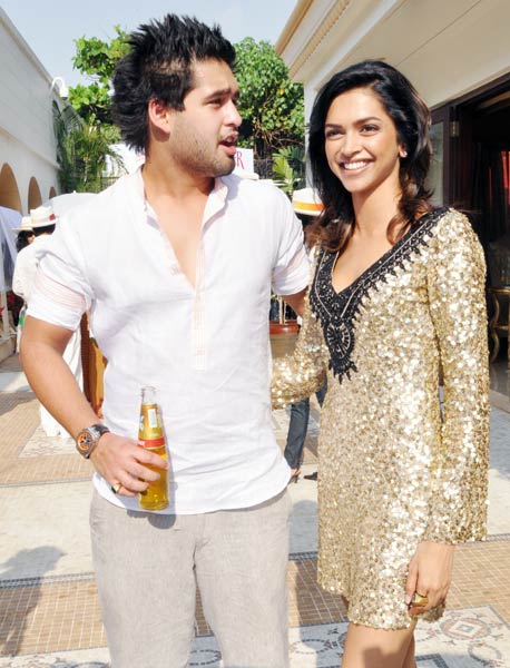 दीपिका ने लॉन्‍च किया किंगफिशर 2010 कैलेंडर