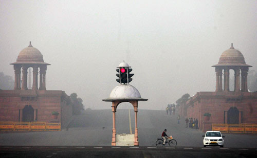 धुंध की चादर में लिपटी दिल्‍ली