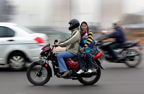 धुंध की चादर में लिपटी दिल्‍ली