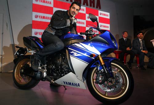 ऑटो एक्‍सपो में लगा सितारों का जमघट