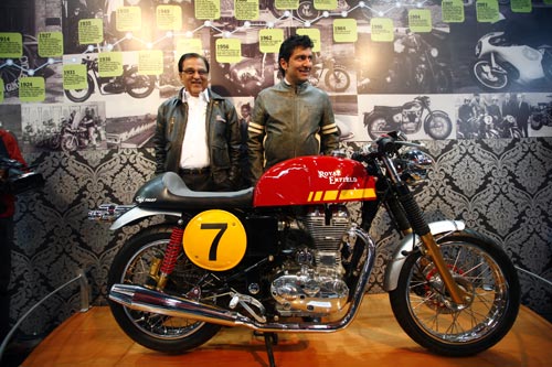 ऑटो एक्‍सपो में लगा सितारों का जमघट