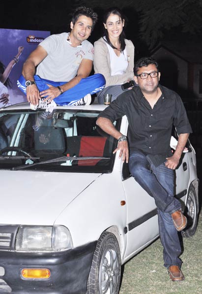 शाहिद-जेनेलिया का फिल्‍मी फंडा, कार में गुजारी रात