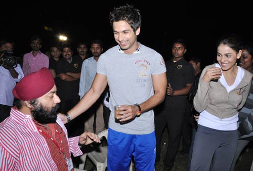 शाहिद-जेनेलिया का फिल्‍मी फंडा, कार में गुजारी रात